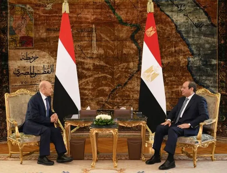 الرئيس العليمي يهنئ نظيره المصري بذكرى انتصارات أكتوبر المجيدة